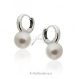 Silver earrings with white pearls