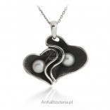 Silver pendant with white pearls