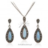 A set of silver jewelry with marcas and blue opal