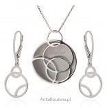An elegant silver jewelry set