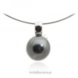 Silver pendant with gray pearl