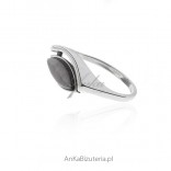 Silver ring with gray utyyt