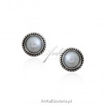 Silver earrings with white natural pearl