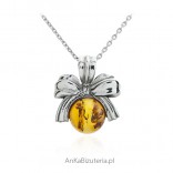 Silver pendant with KOKARDA amber