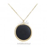 An elegant silver gilt necklace with black onyx