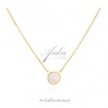 Gold-plated silver circle necklace with mother of pearl