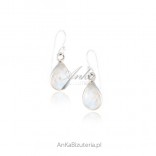 Silver earrings with moonstone