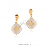 Elegant gold-plated silver earrings with white mother of pearl