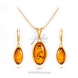A set of gold-plated silver jewelry with amber