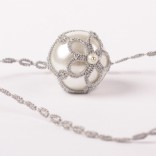 Tatting pearl necklace with lace