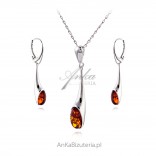 A set of jewelery with amber - A CORNER OF LOTS