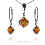 A delicate set with cognac amber