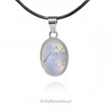 Silver pendant with a moonstone
