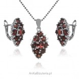 Silver jewelry set with natural garnet