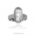 Srebrny pierścionek z pięknym kamieniem księżycowym ze Sri Lanki