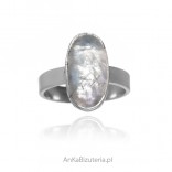 A silver ring with a beautiful Sri Lankan moonstone