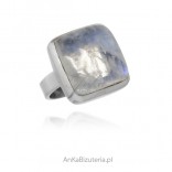 A beautiful silver moonstone ring with a moonstone