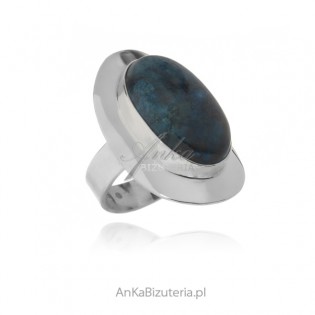 Srebrny pierścionek z pięknym niebieskim kamieniem Shattuckite