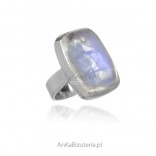 Silver ring with a moonstone with a beautiful stone from Sri Lanka