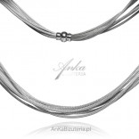 An elegant silver necklace with a Calza chain
