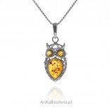 Silver pendant with owl amber
