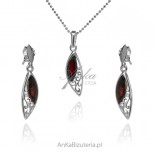 A subtle set of silver jewelry with AZURY amber