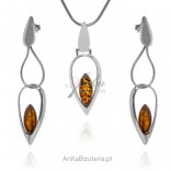 An elegant set of silver jewelery with amber