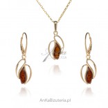A set of gold-plated silver jewelry with cognac amber