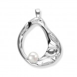 Silver pendant with a pearl