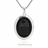 Small silver pendant with onyx