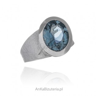 Pierścionek srebrny z niebieskim topazem - duży kamień