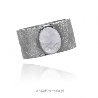 Srebrny pierścionek z kamieniem księżycowym  - szeroki satynowany
