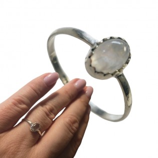 Pierścionek srebrny z kamieniem księżycowym w delikatnym ozdobnym koszyczku