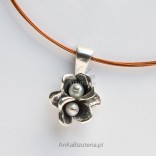Silver FLOWER pendant with white pearls