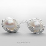 Silver earrings with white pearl