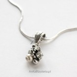 Silver pendant with cubic zirconia and pearls
