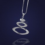 Asymmetrical pendant three silver rings for a woman.