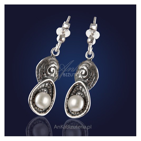 Biżuteria: "Perły w muszelkach" - kolczyki srebrne z naturalnymi perłami.