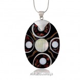 Oval pendant with shells finished with top-quality silver.