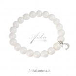 Bracelet made of mother of pearl and a silver tag - jewelery that celebrities love!