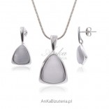 Ulexite white-gray-silver set with uleksite