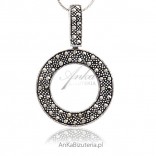 Pendant with marcasites. Classically and chic.