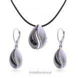A set of silver jewelry, ruthenium